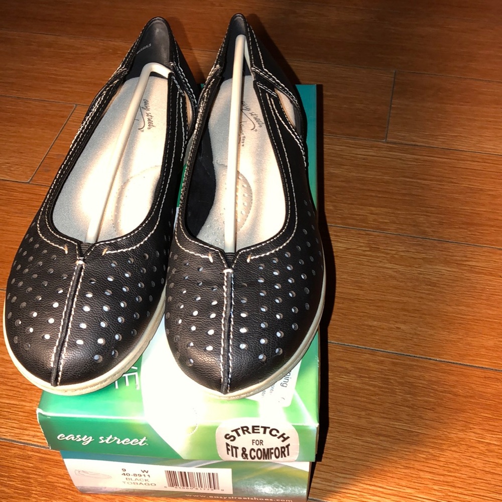 Easy street ballerina flats/slip on shoes